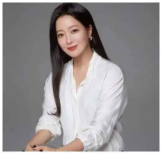 金喜善,传奇"优雅女神",风采依旧,48岁如花盛开._时尚_风格_演技