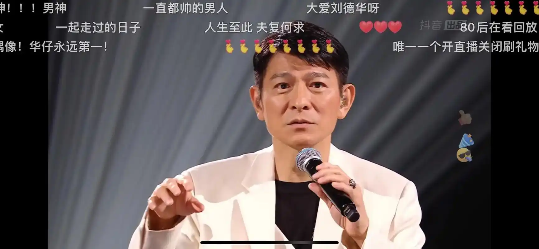 记得小时候姐姐那屋一面墙贴的都是刘德华海报大照片哈哈如今我们也都