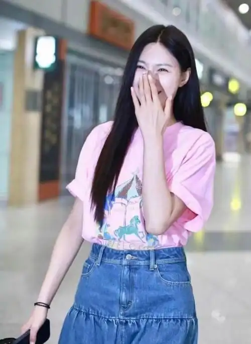 沈梦辰现身机场t恤配半裙显瘦又洋气比18岁还像18岁