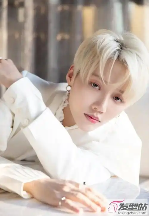 刘雨昕纯白氛围大片超a银色短发又美又飒