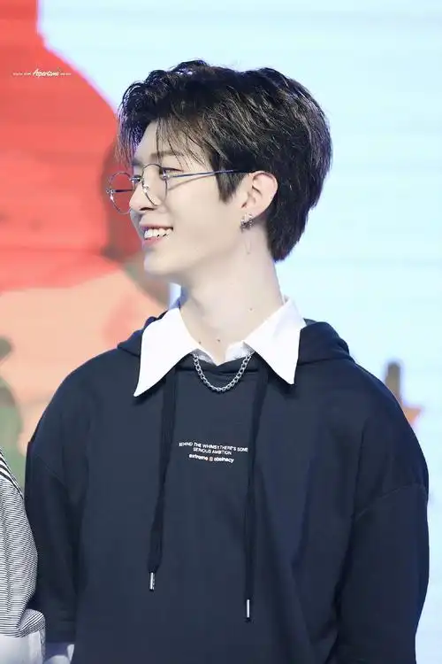 如玉山上行,光映照人——范丞丞笑容合集78