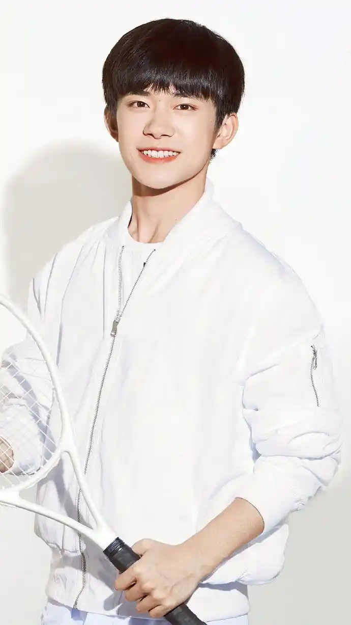 "易烊千玺想了想,说:"我会跟我的助理老师一起制止他.