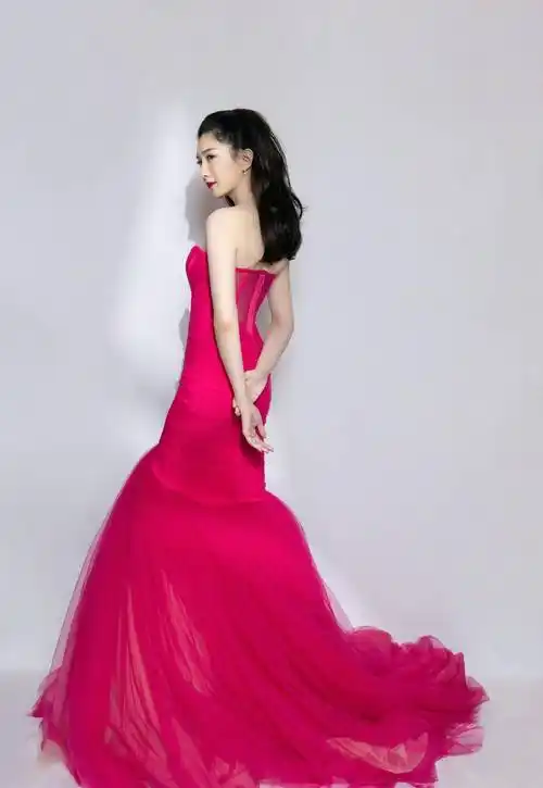 江疏影婚纱造型真美,抹身材大裙摆长裙,低扎丸子头像个待嫁的新娘