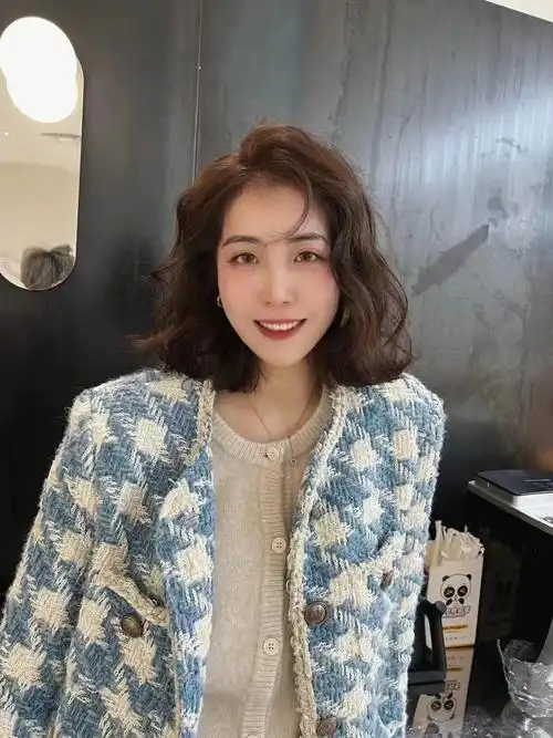 女生中短发法式蛋卷头