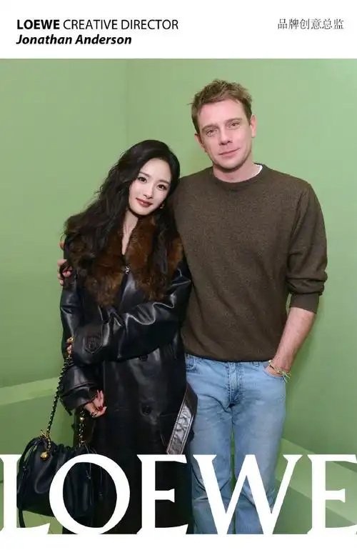 杨幂#|#杨幂看秀照#@杨幂loewe f/w 2024秋冬女装秀|合影时刻|巴黎