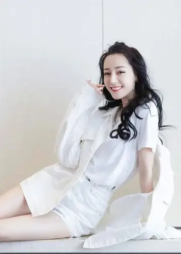 迪丽热巴穿超短裤秀白嫩细长大美腿婀娜多姿性感撩人