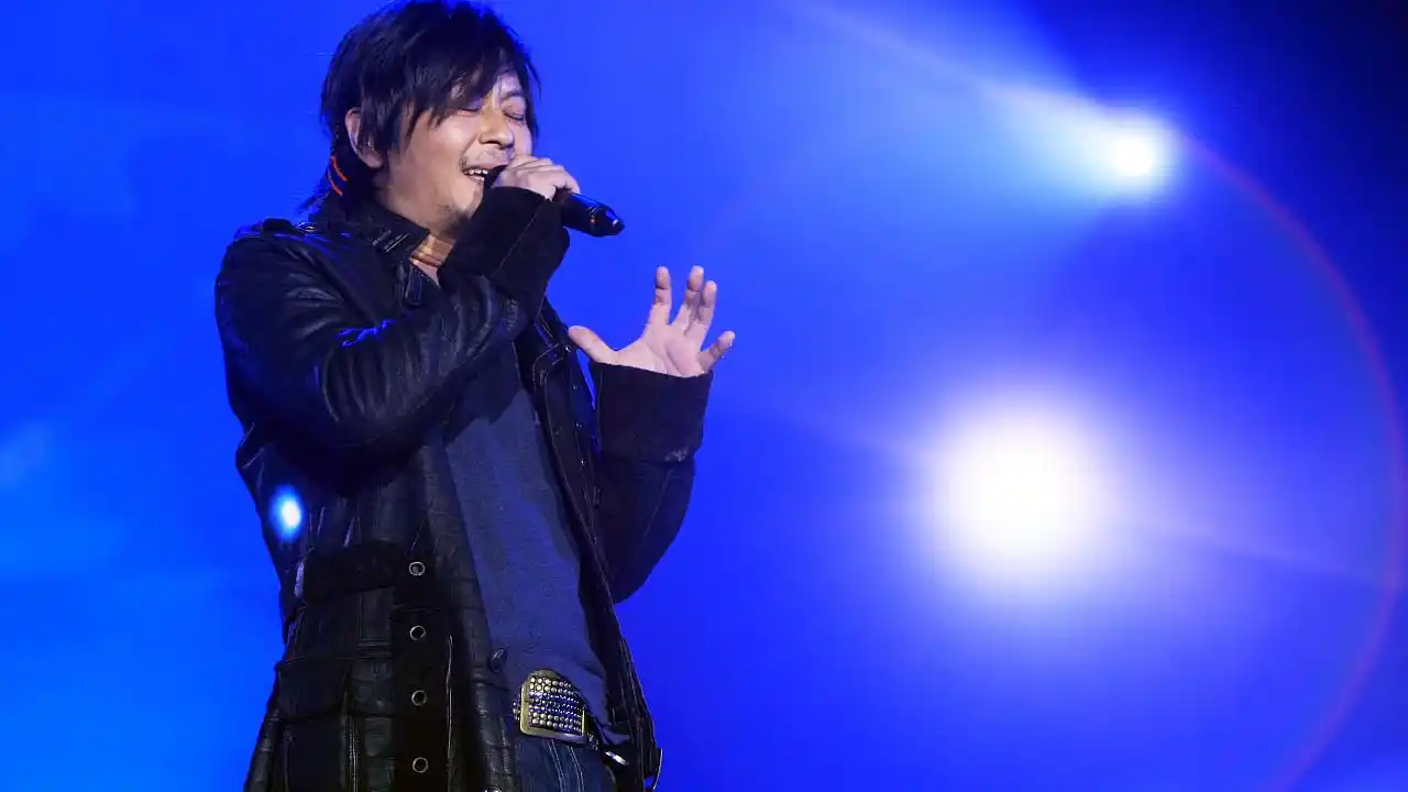 出道就备受瞩目,多首经典作品被传唱至今,他就是天生的歌手