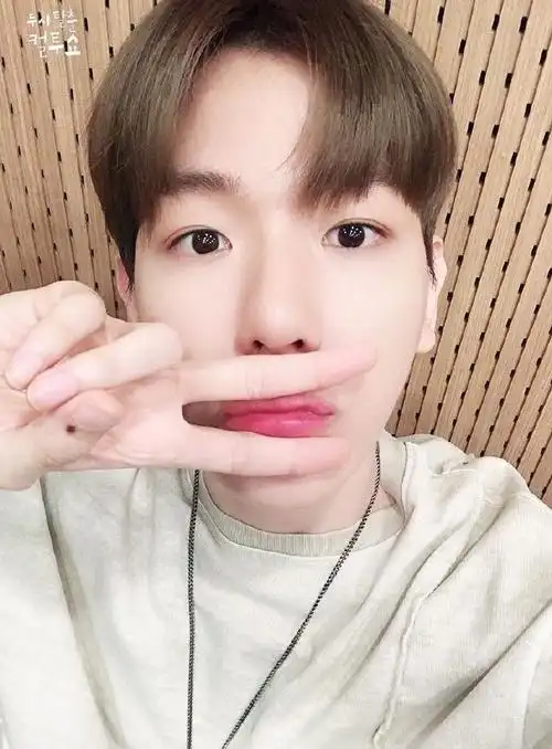 伯贤正脸训练照#终于来了寸头正脸照,还比了半永久的剪刀手不过话说