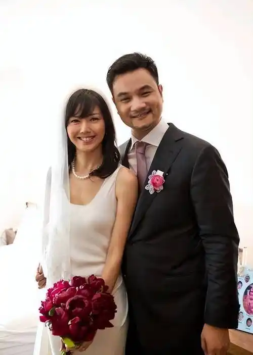 44岁孙燕姿坐头等舱被偷拍,坐姿豪迈破3胎传闻,圈外老公罕露面_网友