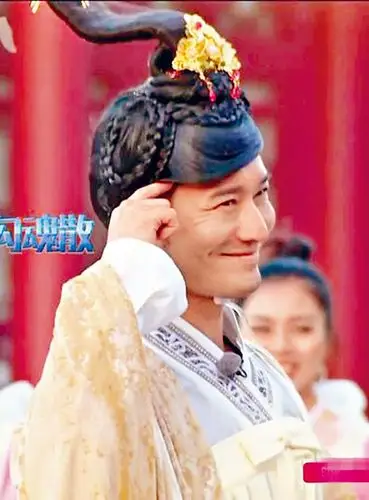 晓明男扮女装参加「选妃」活动,令人捧腹大笑.