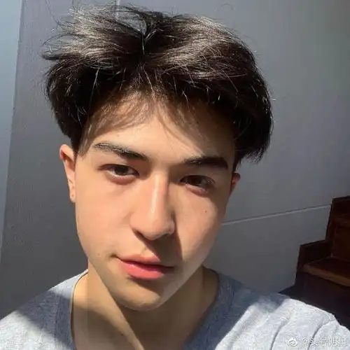 尹浩宇对镜自拍照