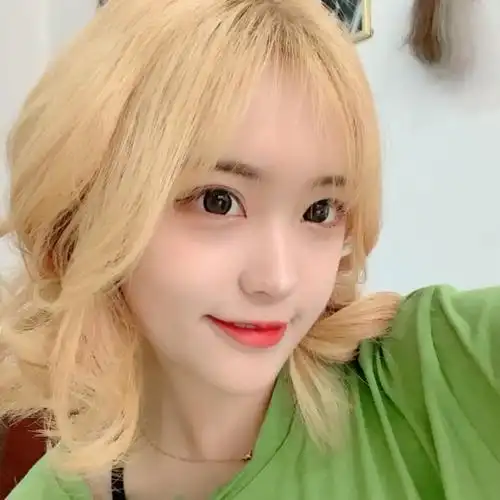 听说男孩子都喜欢黄头发的女孩子