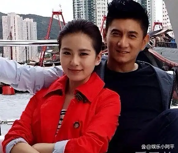 53岁吴奇隆带孩子逛商场,5岁步步帅气可爱,刘诗诗公公罕见现身