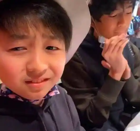 小林青霞不辞辛劳,谢振轩个子比妈妈高,出门仍学谢振南要母亲照顾