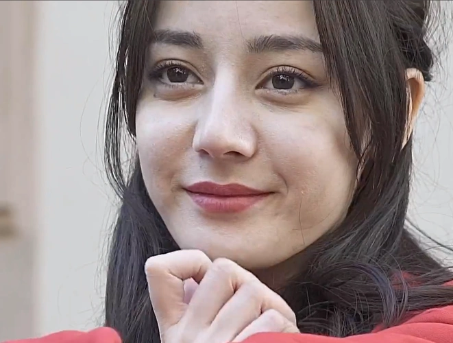 迪丽热巴生图引热议,粉丝斥摄影师恶意p图,对方怒曝原图视频