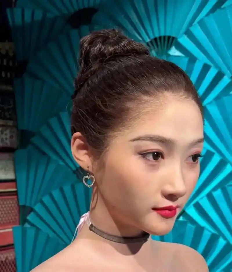 杨幂的蜡像和关晓彤的放一起对比,这绝对不是出自一人之手,差距也太大