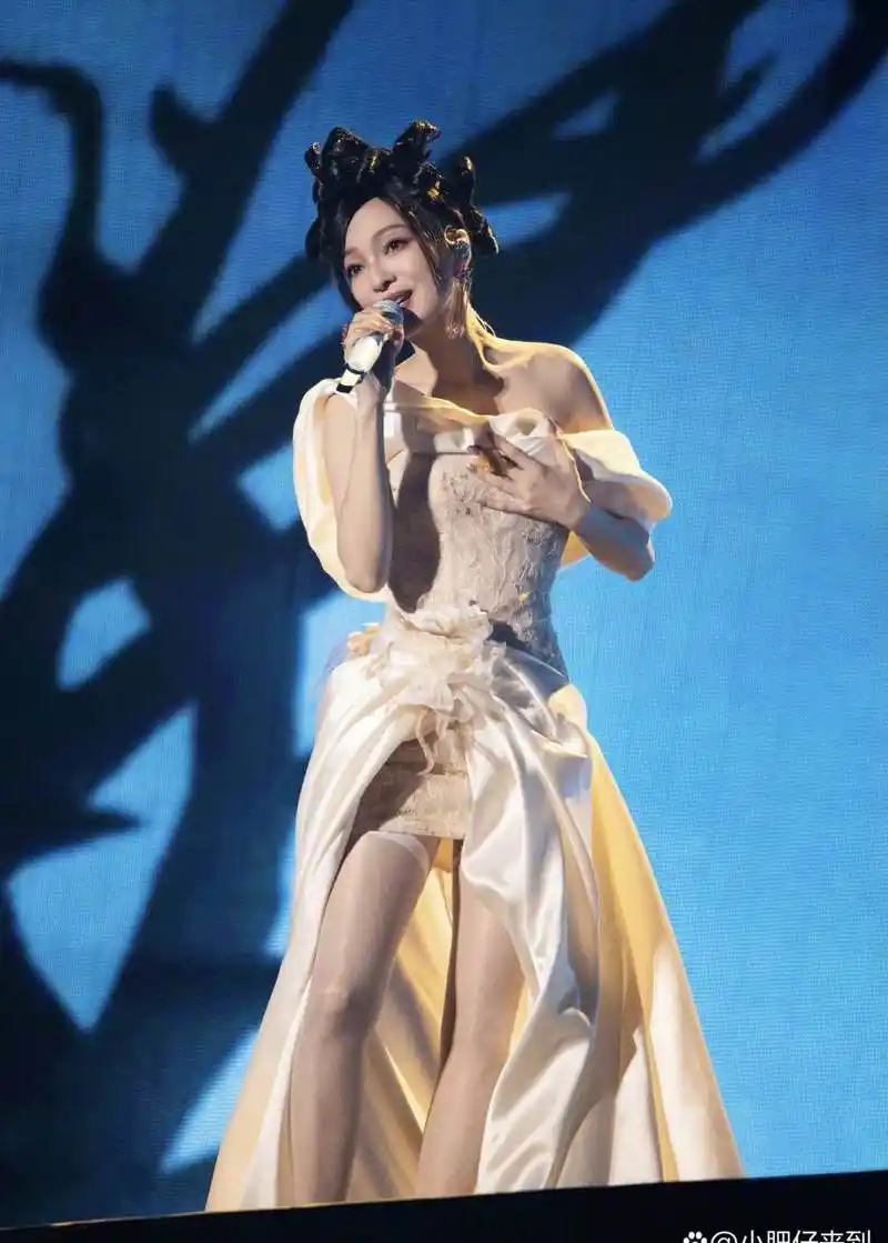 张韶涵真的是越来越美了,我喜欢这腿[坏笑]