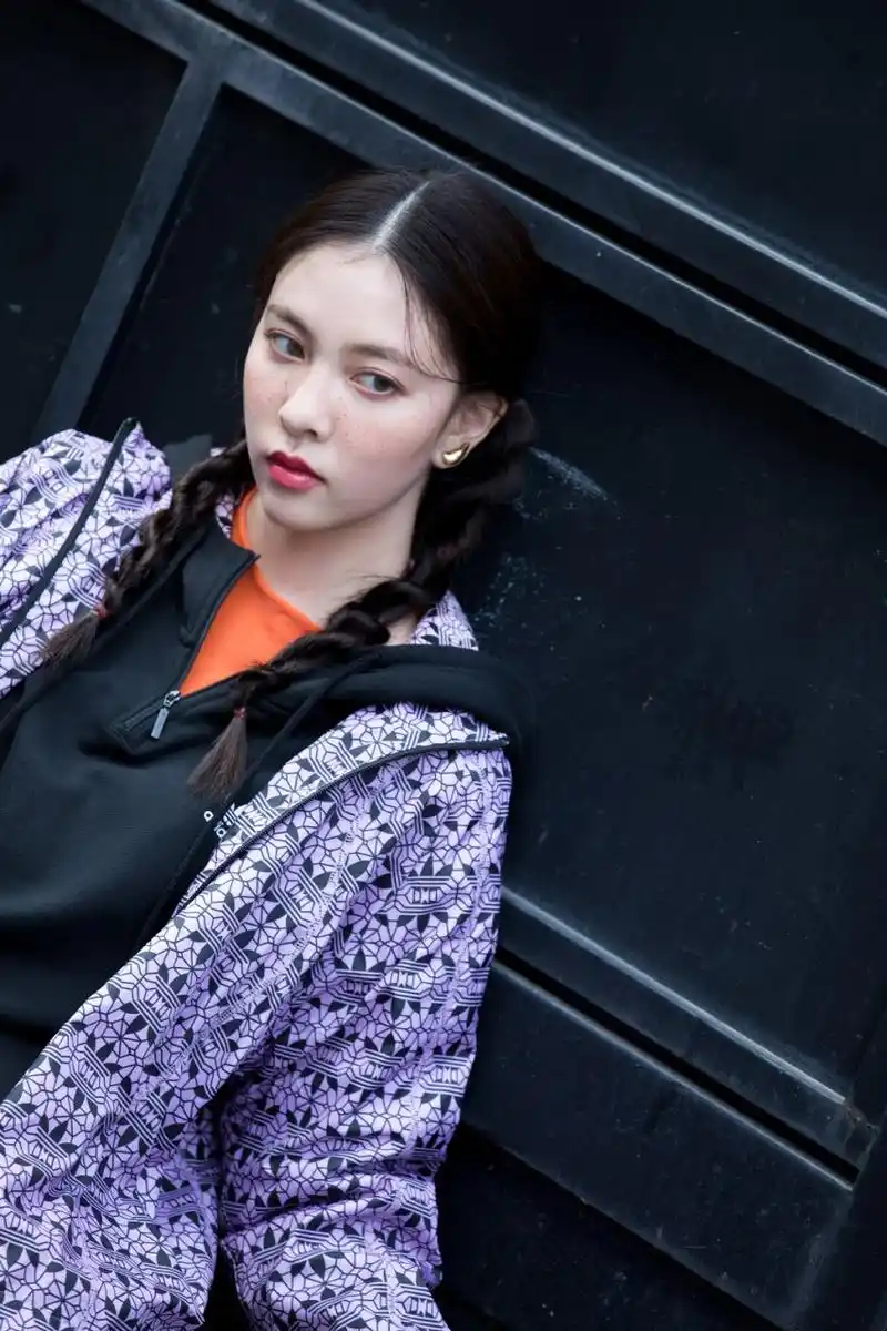 宋妍霏认真起来很精致,扎双马尾,一身休闲春日穿搭,元气满满