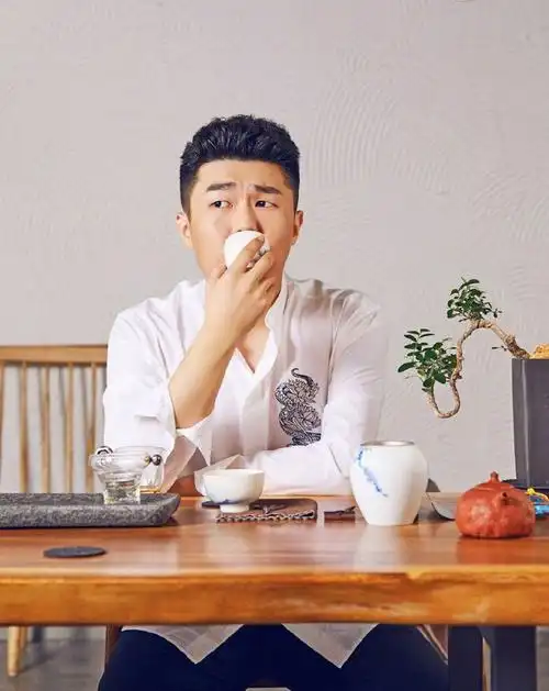 孟鹤堂周九良最新杂志封面,如古时书生孟鹤堂很仙气周九良很佛系