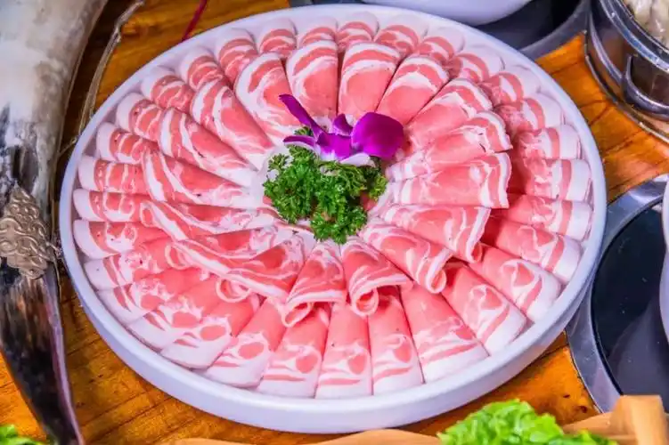 藏在民族影城的内蒙大草原羊肉火锅烧烤安排得明明白白