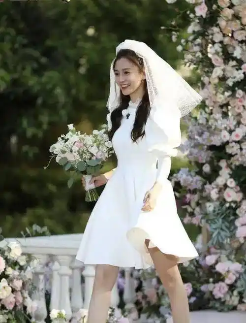 对于关晓彤和杨颖这两个各有优点的女演员,您更喜欢谁呢?