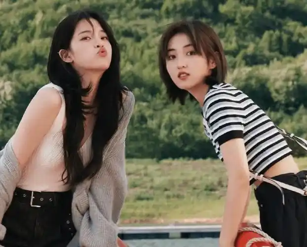 原创都在关注张子枫的新恋情但她和欧阳娜娜的闺蜜情纯粹又美好