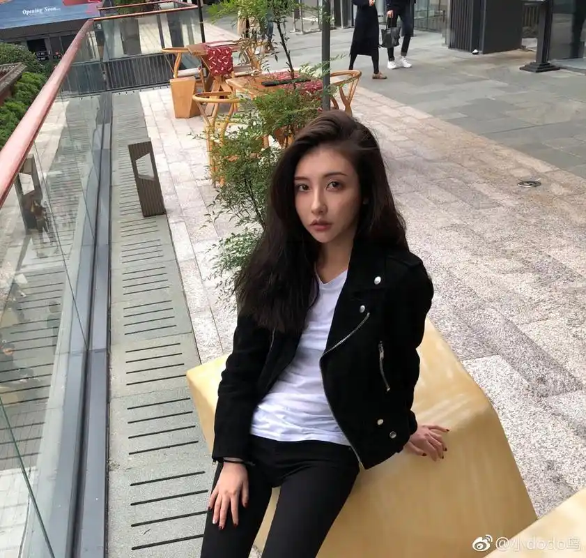 组图:王思聪前女友豆得儿晒美照 下巴是越来越尖了