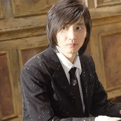 张亚东他最让人羡慕的还不是才能,是女人缘,先后有五位未婚妻,而且这