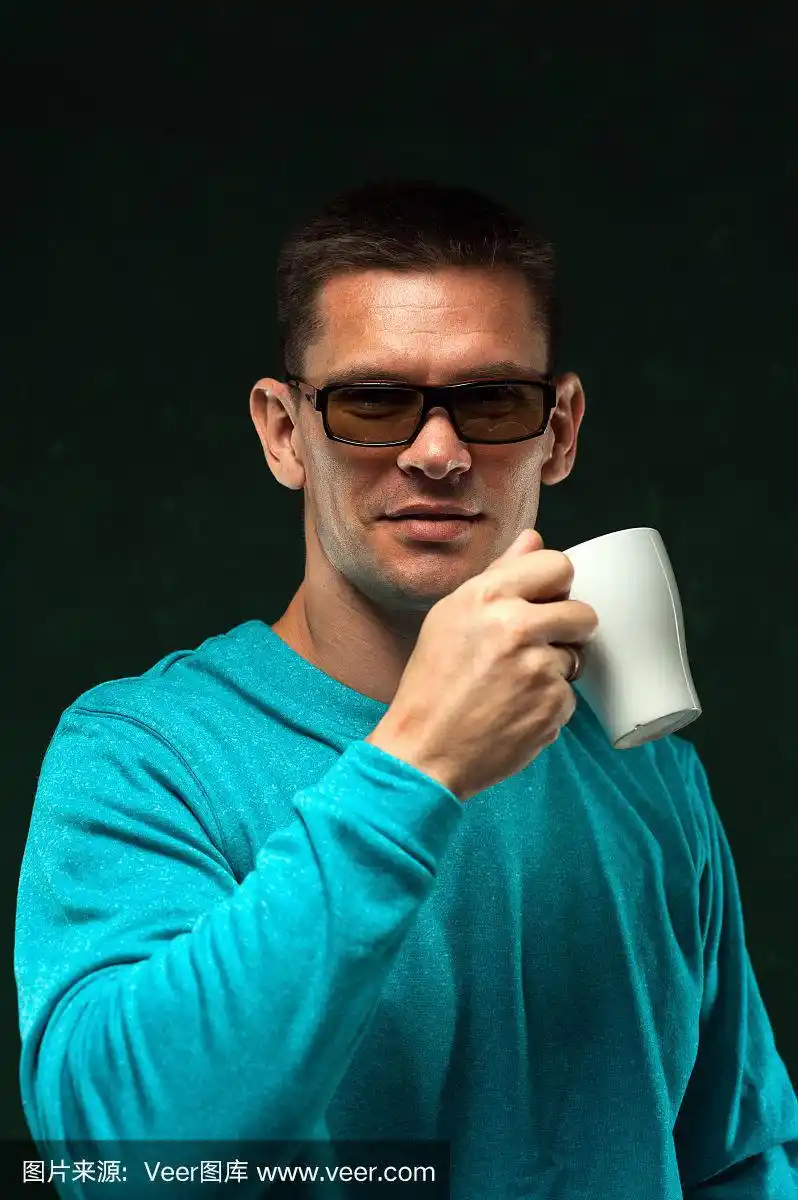 时尚的中年男子戴着眼镜