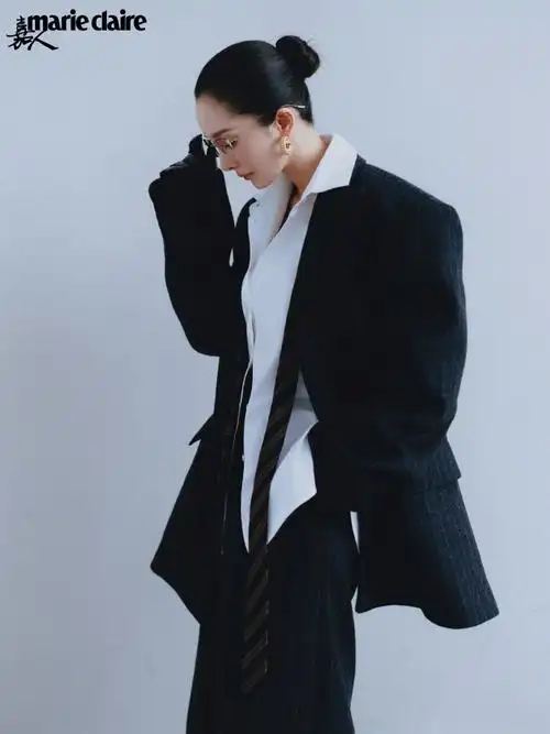 杨幂嘉人十月刊封面##杨幂双面对望大片