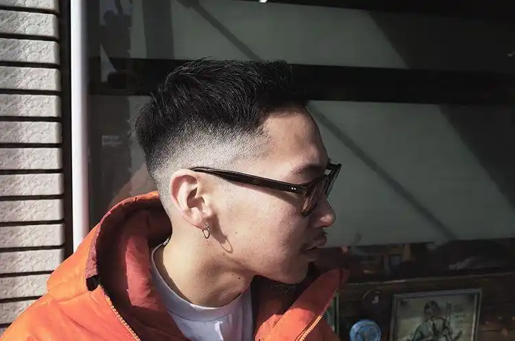 复古文艺范的男生发型,才是现在最潮的发型,迅速提升你的颜值