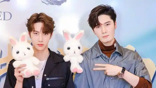 陈情令限定令牌见面会肖战王一博抱可爱小兔子摆拍