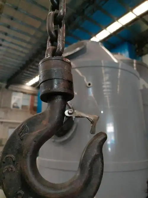 起重机械吊钩的防脱钩闭锁装置缺失或失效,存有重物脱钩发生坠落的