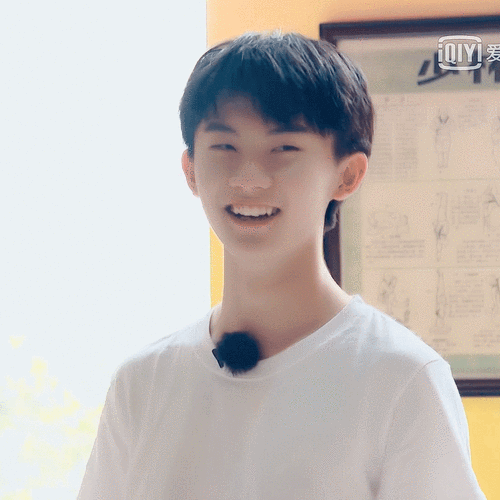 时代少年团队长-马嘉祺台下偷笑,台上火力全开