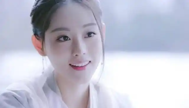 《倚天屠龙记》周芷若扮演者,自曝上学时没人追,网友:太漂亮了