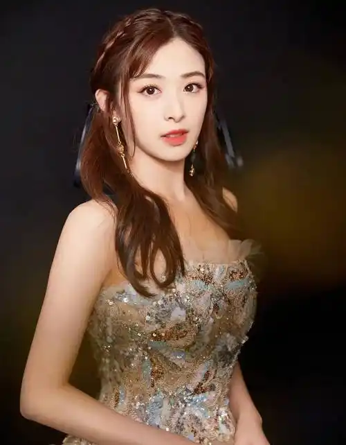 "成名后的生活并不是我想要的"掐指一算,张含韵已经踏入娱乐圈18年了