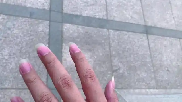 今天发现一个男生留了很长的指甲问其原因回答让人哭笑不得08