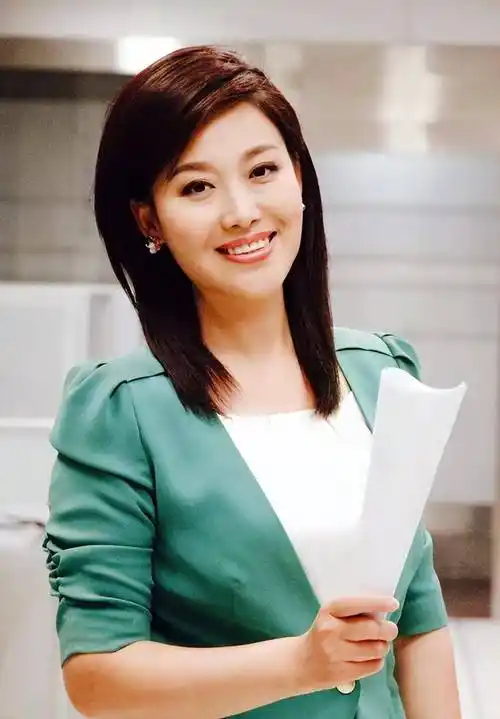 《新闻联播》美女主播郑丽:37岁做妈妈,钟爱家乡黑龙江_工作_丈夫