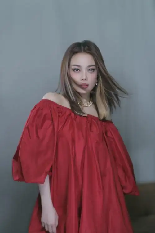 容祖儿为歌而赞演唱初恋甜蜜氛围梦回港风年代