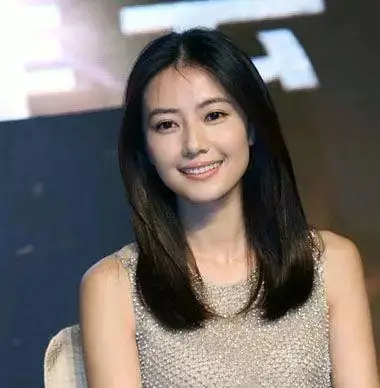 大脸中分过肩中长发发型高圆圆虽然有贵气的一面,但大脸脸型却是毋庸