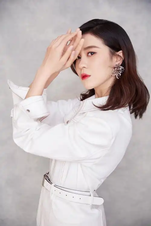 郁可唯白裙优雅写真图片