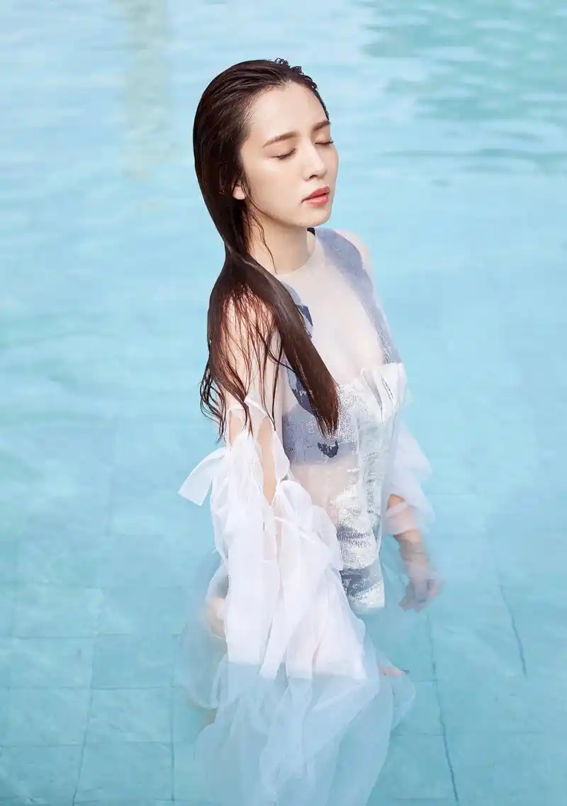 王晓晨 写真大片  秀美腿玉足