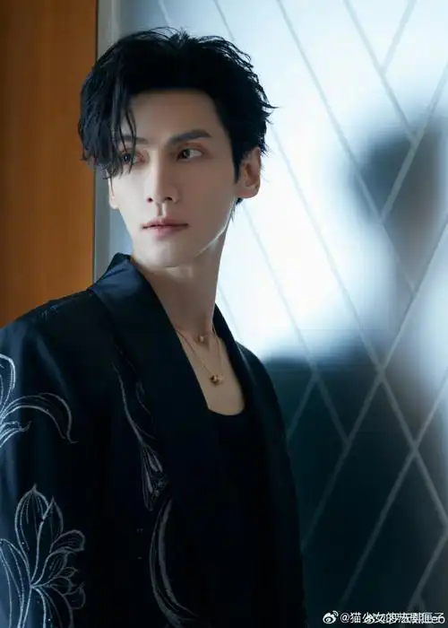 罗云熙莲花刺绣西装