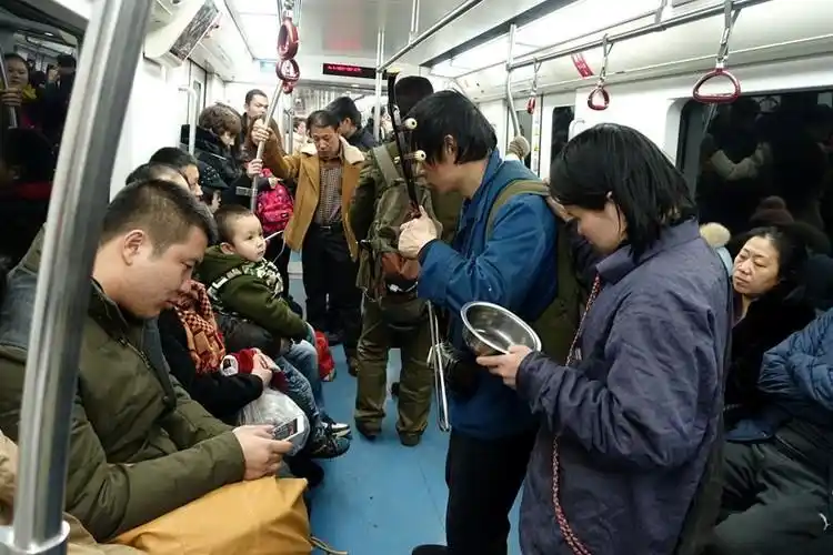 大年初一卖唱乞讨的盲人夫妻