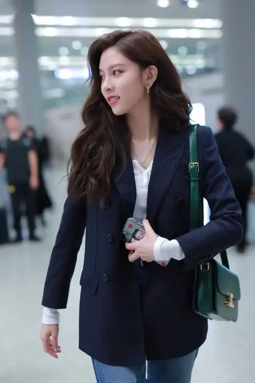 宋妍霏穿黑色西装搭配牛仔裤现身 行走间笑容灿烂星范十足