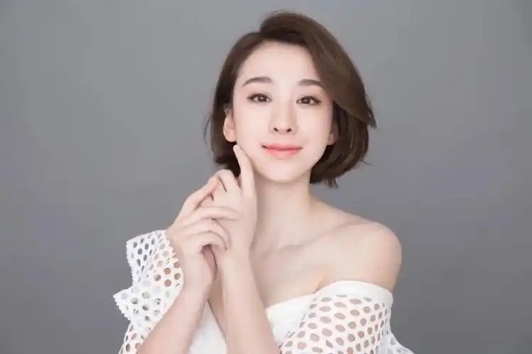 挂断电话,这下真的完全万念俱灰了,作为男人,永志可以说为了女友小叶