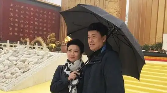 55岁的张也未婚无儿无女,与62岁的吕继宏相伴多年,没结婚也幸福