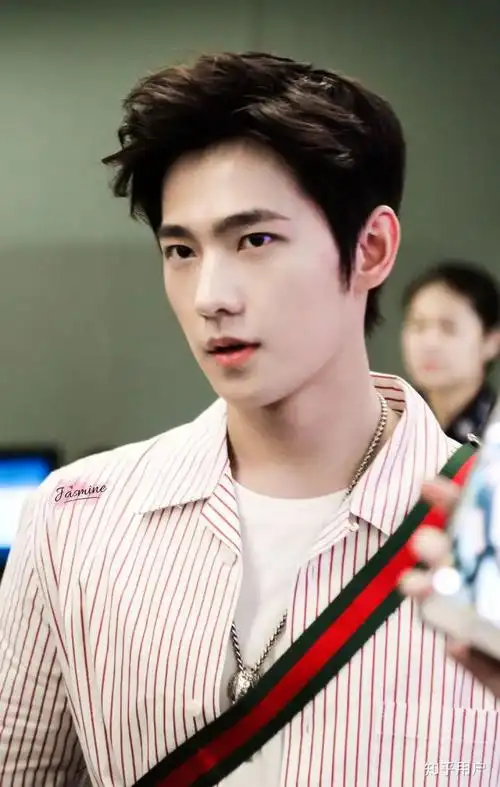 请问娱乐圈哪个男明星骨像好? - 知乎