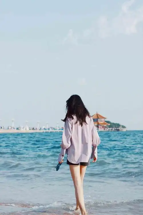 一个人看海背影女图片