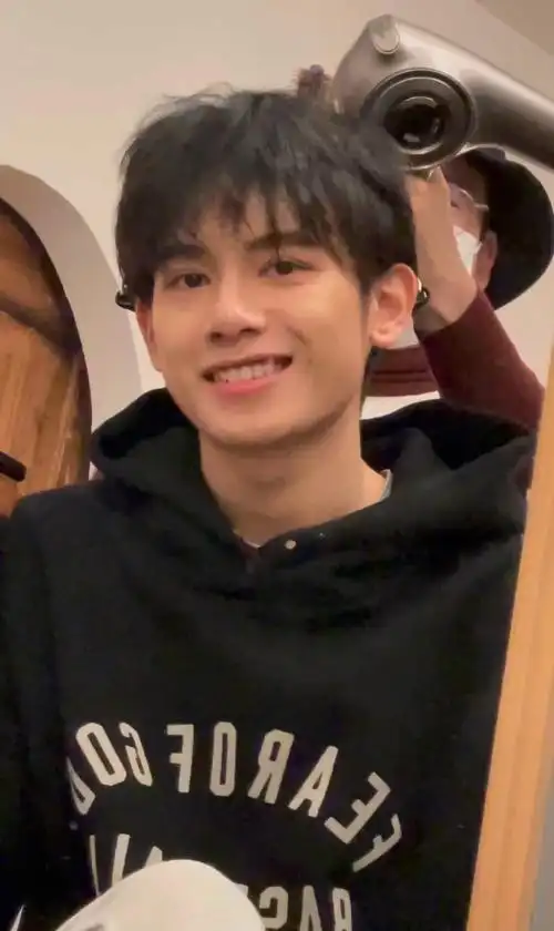 胡先煦瘦下来好帅颜值仿佛开了挂一样对镜自拍好绝